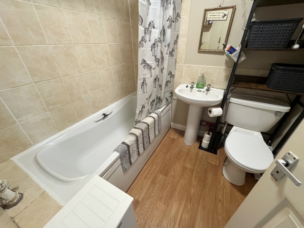 Lot: 98 - MODERN FREEHOLD TWO-BEDROOM TERRACE HOUSE FOR INVESTMENT - Bathroom